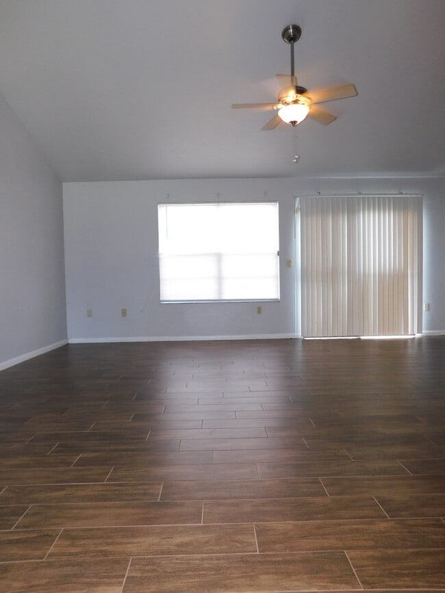 Building Photo - Spacious 2/2 Marchwood townhouse!