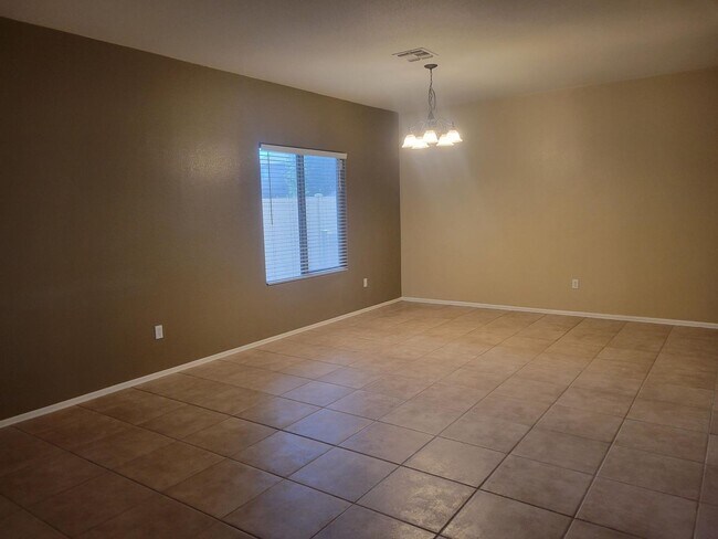 Building Photo - Beautiful 4 bed home with Den and Loft