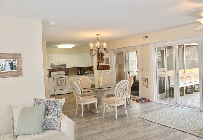 Foto del edificio - Spacious, Open Floor Plan at the end of 81st Street on the State Park!