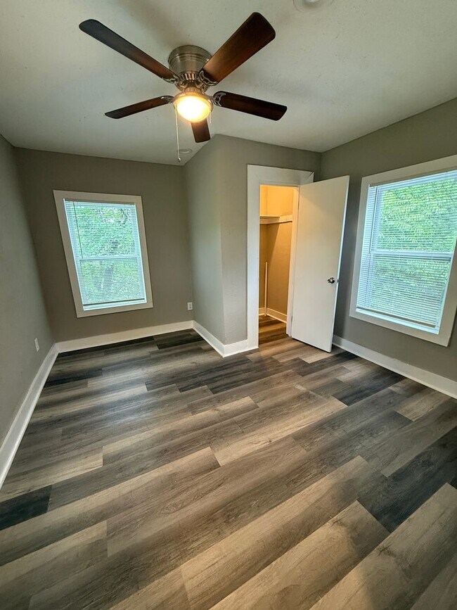 Foto del edificio - Fully Renovated 2 Bed / 1 Bath Duplex – Available Now
