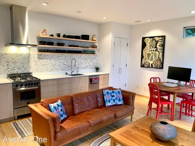 Building Photo - 1 br, 1 bath House - 3134 E Laurelhurst Dr...