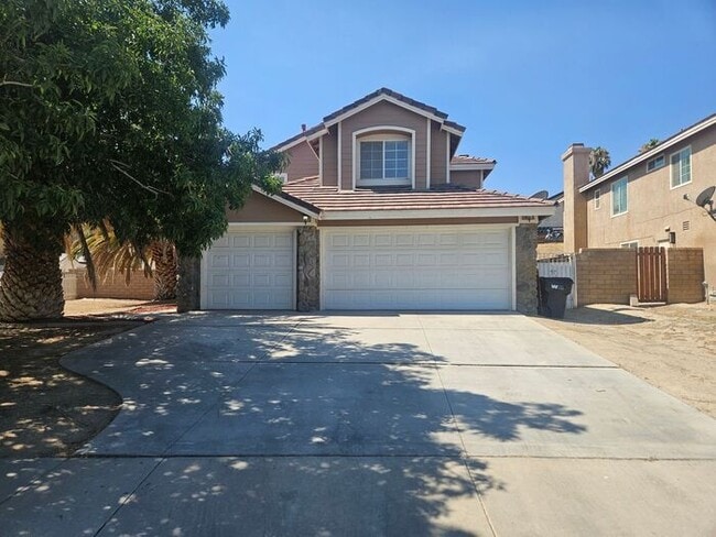 Building Photo - New Listing!