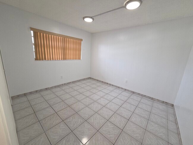 Foto del edificio - 6825 W Flagler St