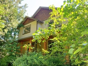 Building Photo - 3000 Lindsay Ave