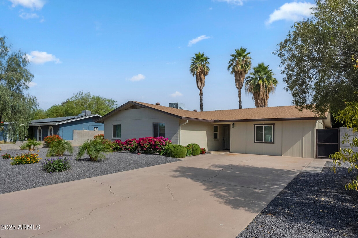 Foto principal - 4240 E Bluefield Ave