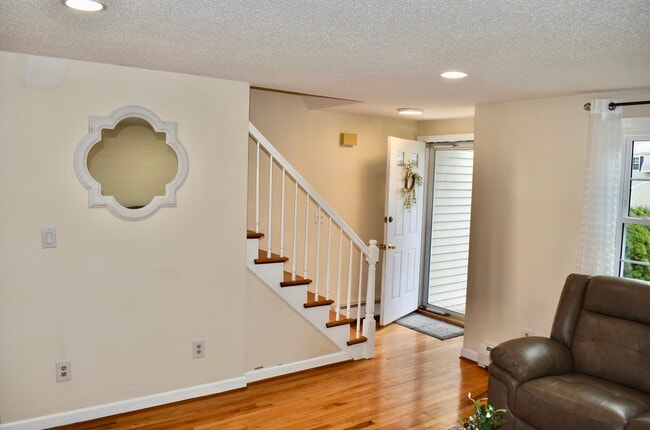 Building Photo - 6 Pebble Dr