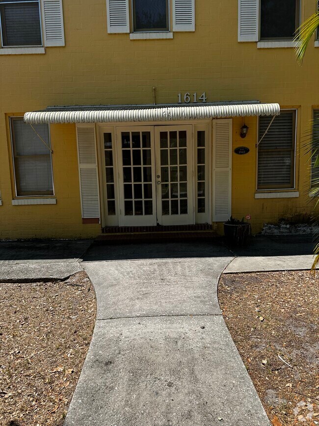 Fern Court Apartments for Rent with High Ceilings Orlando, FL 1