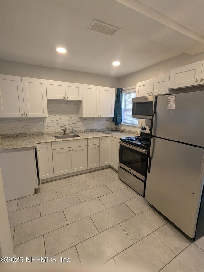 Building Photo - 1053 Kenmore St