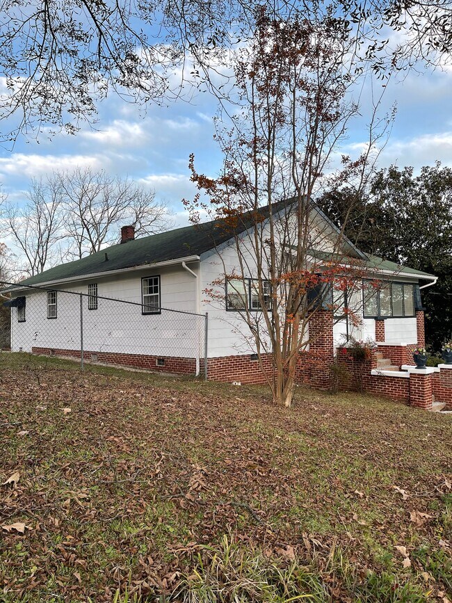 Building Photo - 613 Ledford St