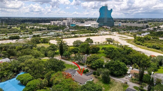 Building Photo - 4460 SW 59th Ct
