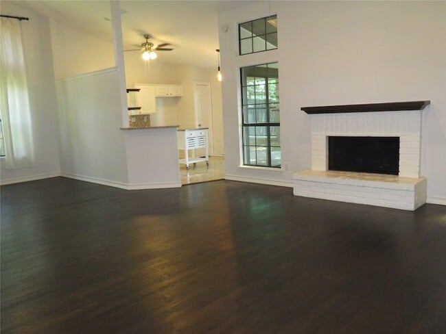 Building Photo - 2308 Crestmeadow St