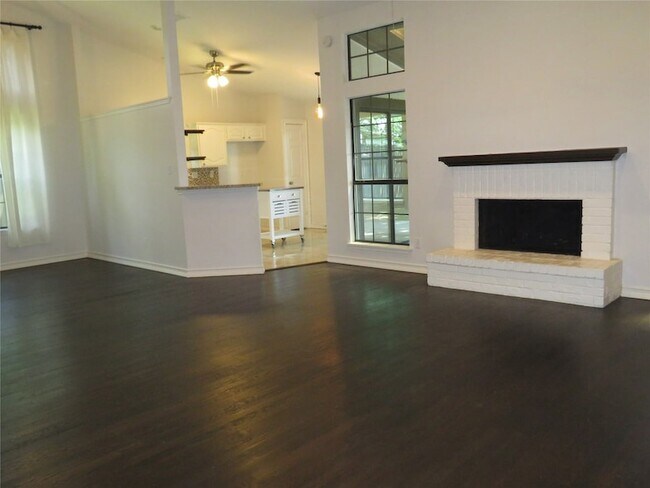 Foto del edificio - 2308 Crestmeadow St