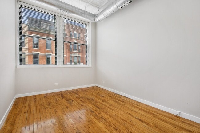 Building Photo - 1471 N Milwaukee Ave