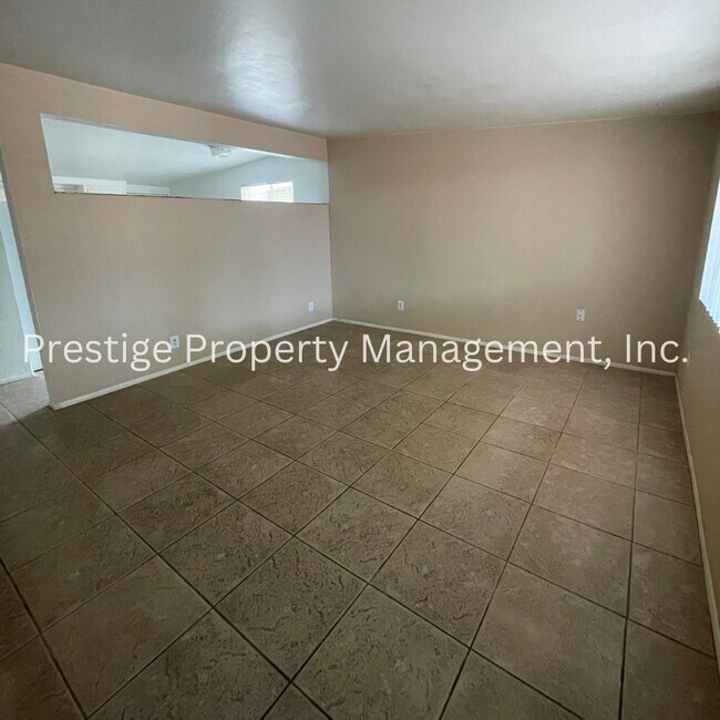 Foto del edificio - 812-812 E Holaway Dr