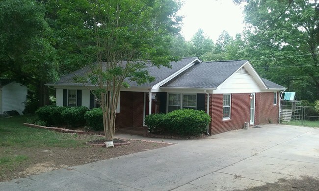 Building Photo - 5811 Hillcrest Cir