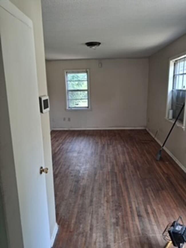 Building Photo - MOVE IN TODAY !!!!!