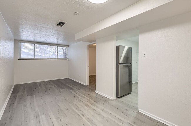 Foto del edificio - Fully Updated 2-Bed 1 Bath Garden Level Un...