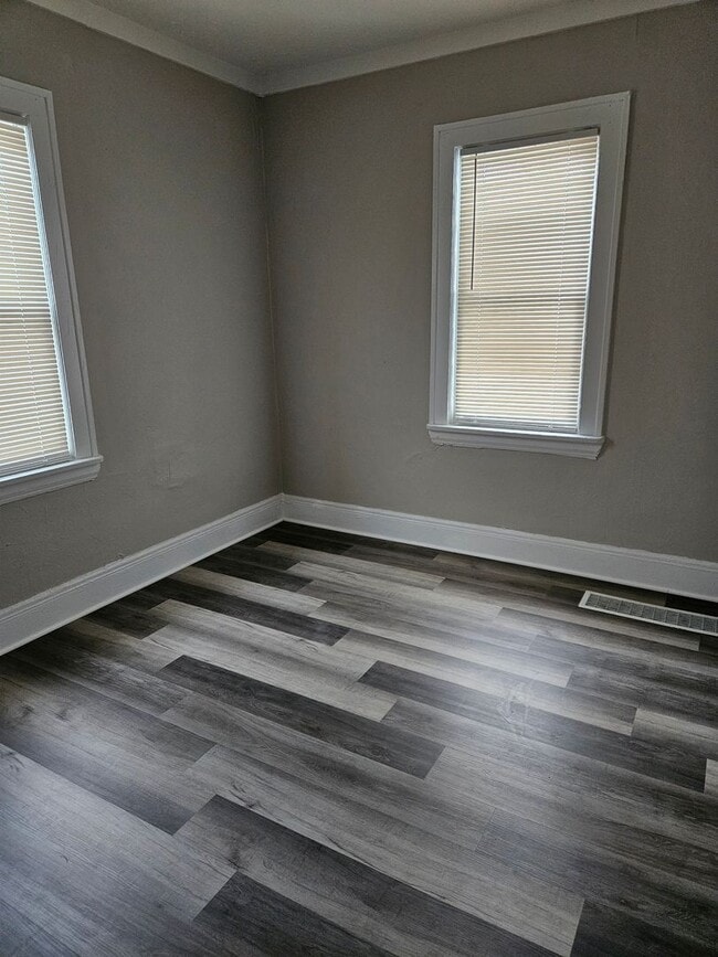 Foto del edificio - This spacious front porch Colonial is wait...