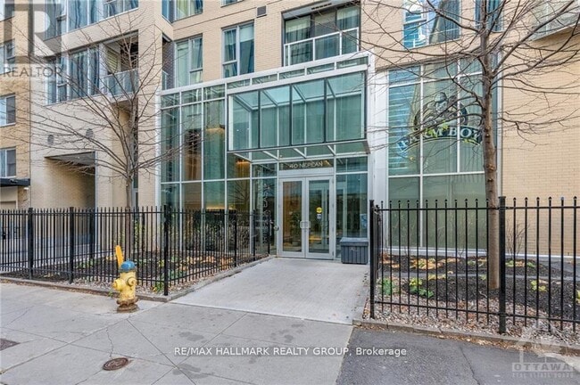 Building Photo - 40-2040 Nepean St