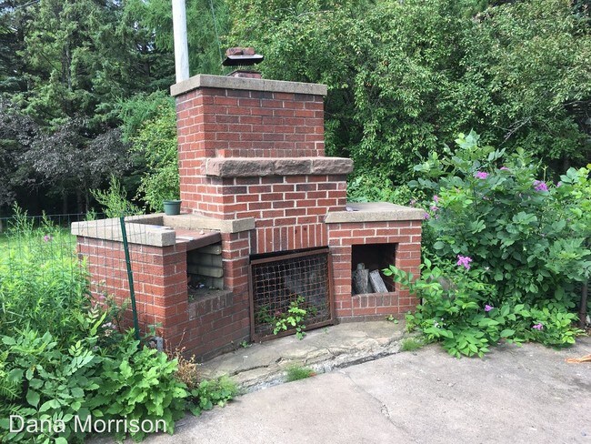 Building Photo - 3 br, 1.5 bath House - 321 N 10th Ave West