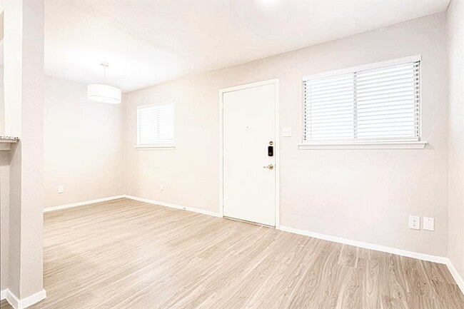 Building Photo - 3138 Manor Rd