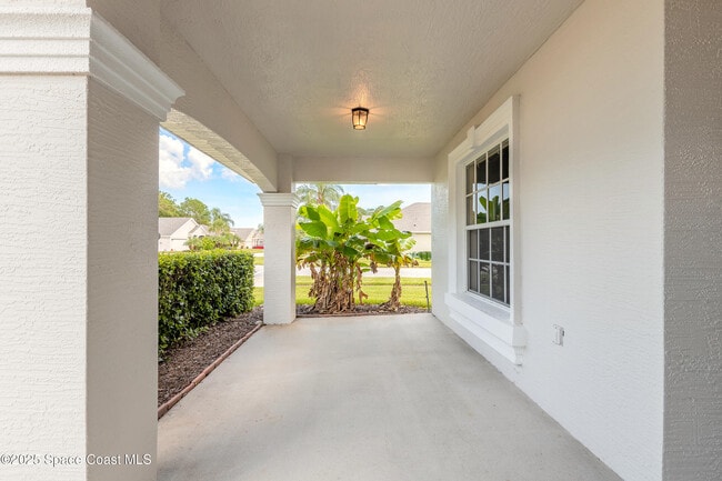 Building Photo - 1442 Areca Palm Dr