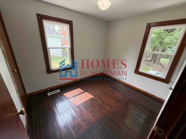 Building Photo - 2 Bedroom House | Fenced Back Yard |