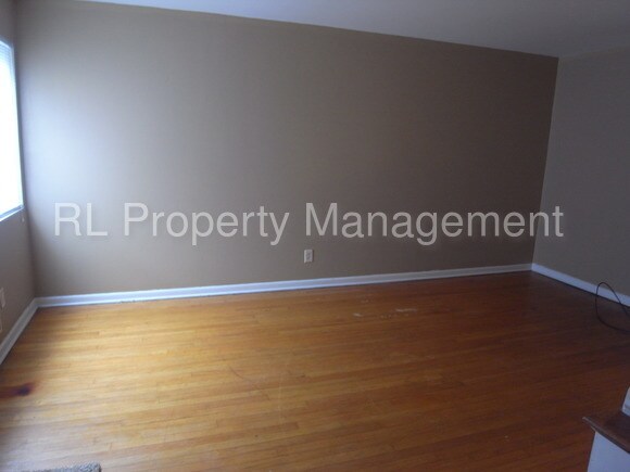 Building Photo - 879 N Meadows Ct