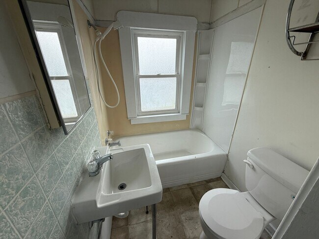 Foto del edificio - 1 bedroom, 1 bathroom Apartment! JULY 2026!