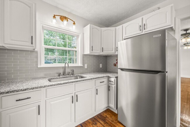 Foto del edificio - 3-Bedroom, 3-Bath Single-Family Home with Fenced Yard in Cookeville