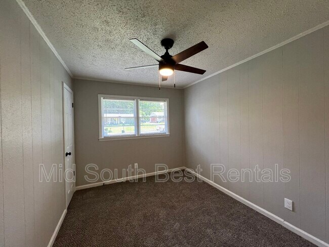 Building Photo - 3757 Alma Dr