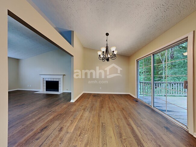 Building Photo - 6028 Woodcreek Dr