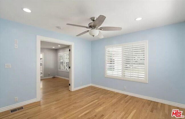 Foto del edificio - 3300 Montrose Ave