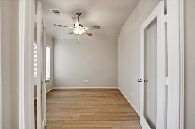 Foto del edificio - 2415 Honeyberry Shrub Dr