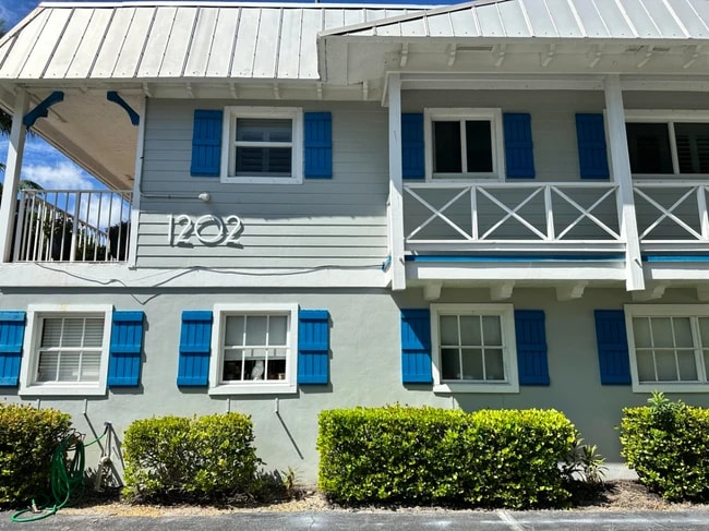 Building Photo - 1202 Palm Trl