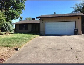 Building Photo - 2676 Upper Dr