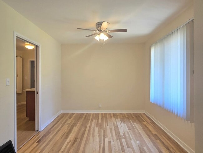 Building Photo - Cute Single Family Home with Large Bonus R...