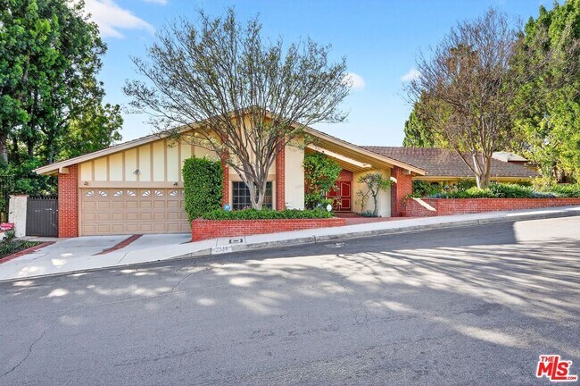 Foto del edificio - 3713 Dellvale Pl