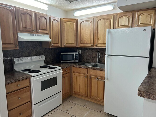 Foto del edificio - 465 NW 210th St