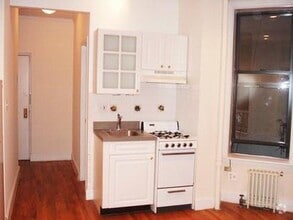 Building Photo - 246 Mott St