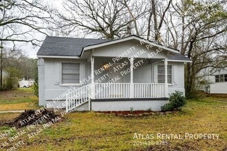 Building Photo - 405 Oakwood Ave