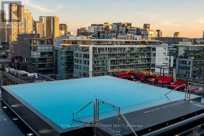 Photo du bâtiment - 560 King St W