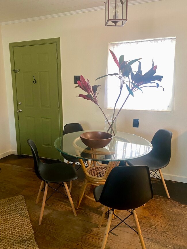 Dining Nook - 604 S 15th St