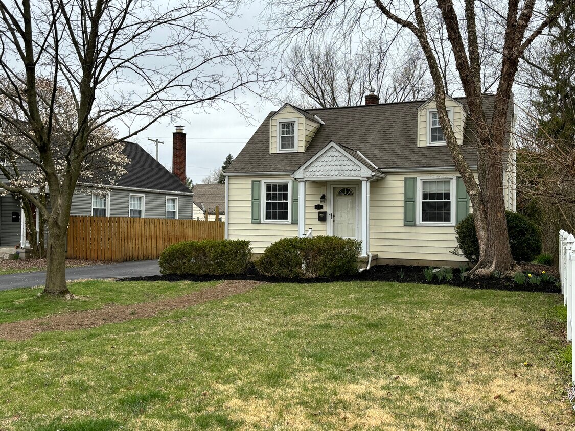 Primary Photo - 5681 Indianola Ave