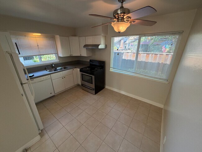 Foto del edificio - Sunnyvale 1BR with Private Patio, Fenced Yard, and Covered Parking – Prime Location, Great Schools