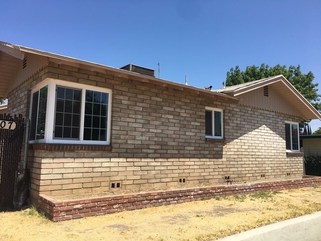 Building Photo - 807 E Shields Ave