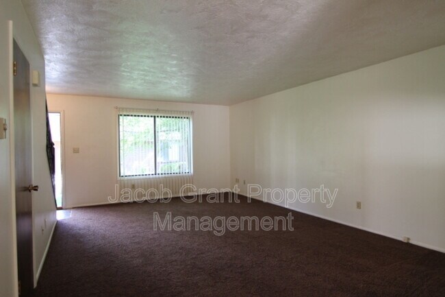 Building Photo - 665 N Fanning Ave