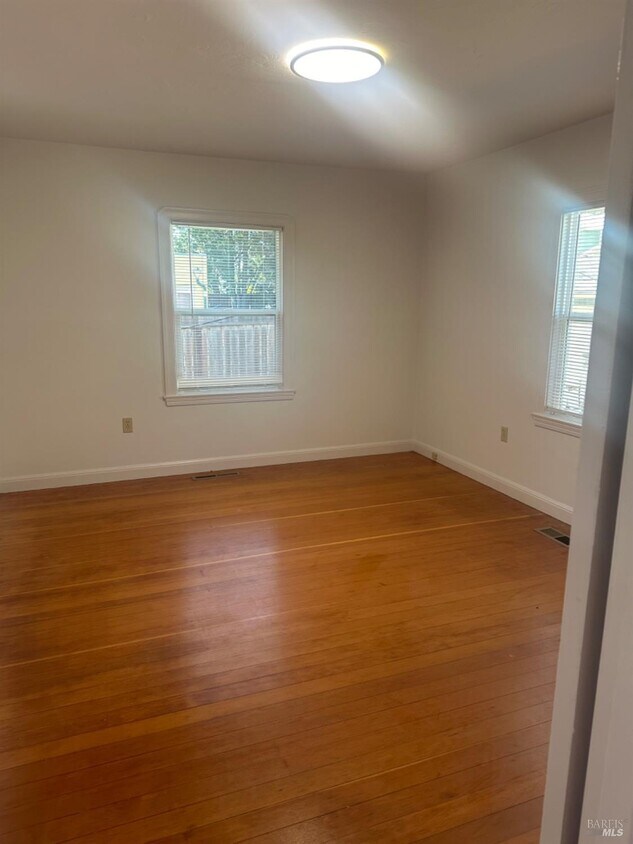 Foto principal - 451 E H St