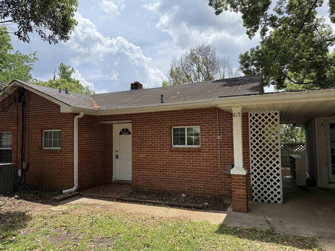 Primary Photo - 815 E Carolina St
