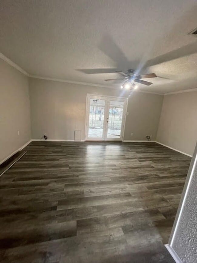 Foto del edificio - Single-Family Home: 3 bed, 2 bath